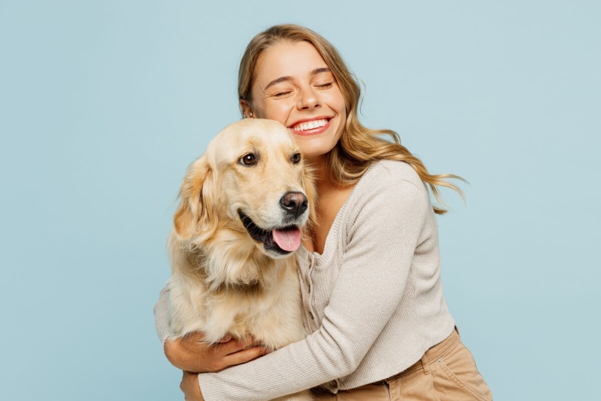 Cães tranquilos são perfeitos para quem valoriza ambientes silenciosos, convívio harmonioso e uma rotina sem muita agitação (Imagem: ViDI Studio | Shutterstock)
