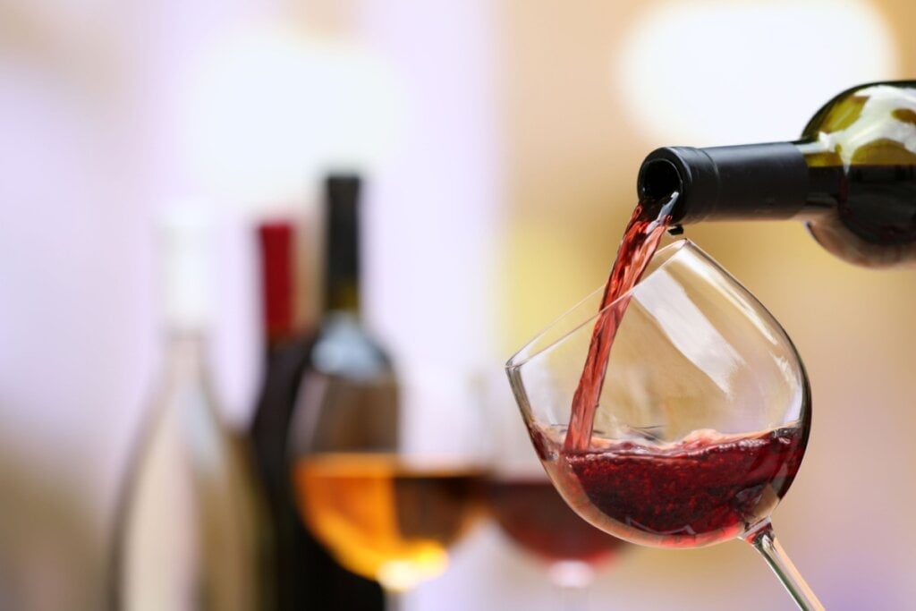 Chocolates amargos combinam melhor com vinhos tintos encorpados (Imagem: Africa Studio  | Shutterstock)