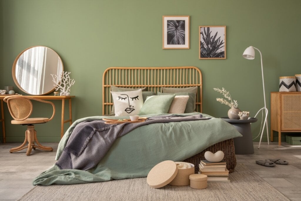 Elementos com valor sentimental podem ser adicionados à decoração do quarto (Imagem: Followtheflow | Shutterstock) 