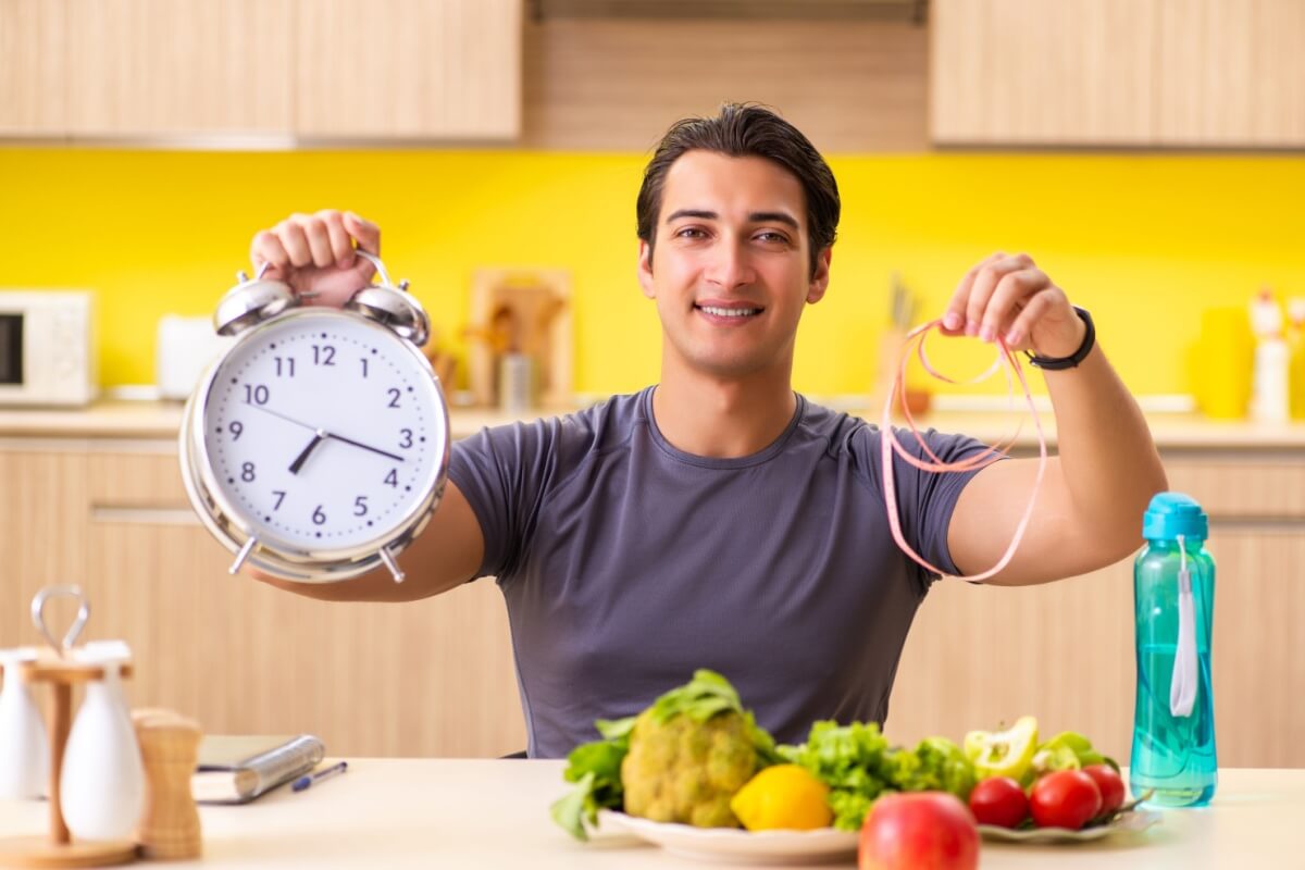 Estratégias como a dieta cetogênica e o jejum intermitente ganham força entre quem busca resultados rápidos (Imagem: Elnur | Shutterstock)