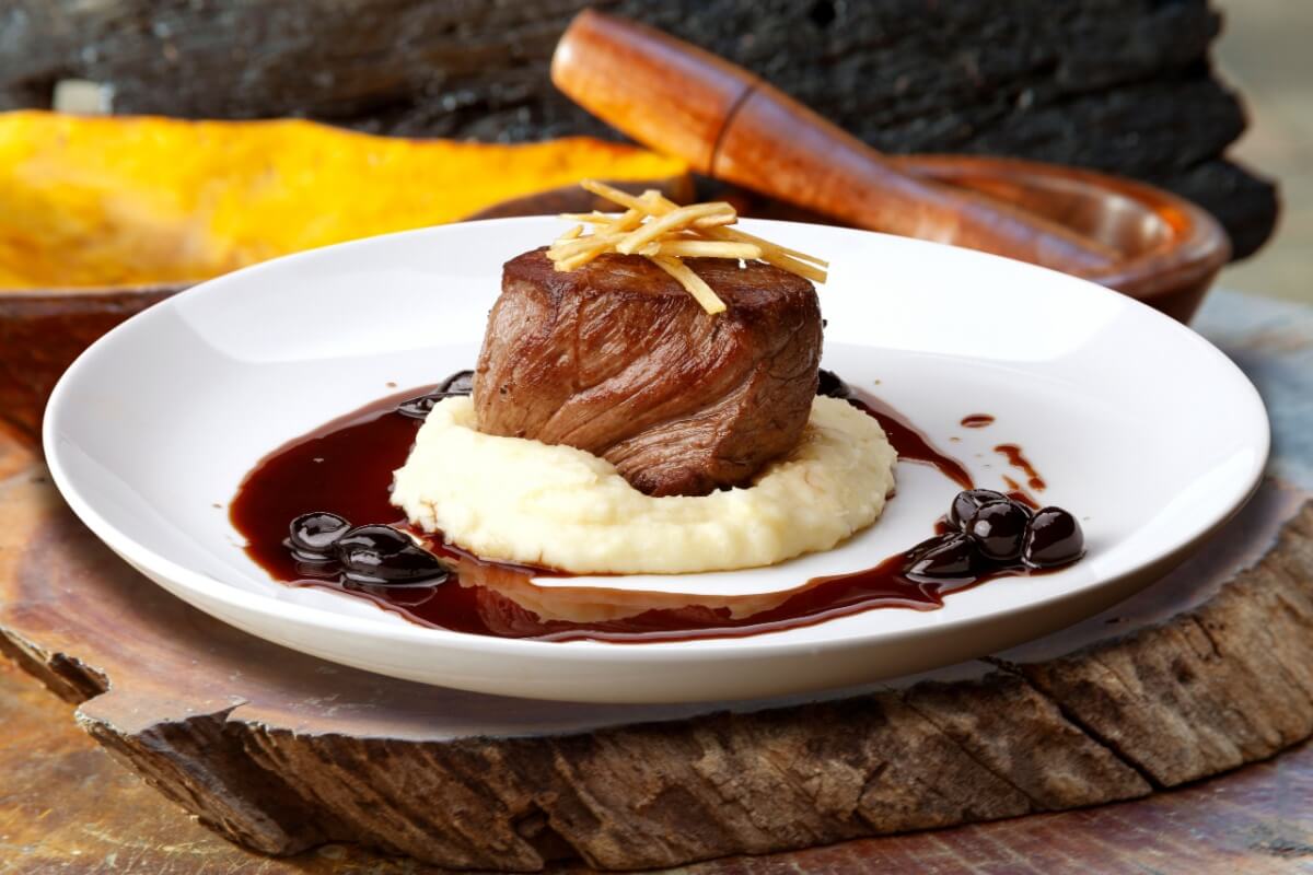 Filé-mignon com purê de batata e molho de vinho tinto (Imagem: rocharibeiro | Shutterstock) 
