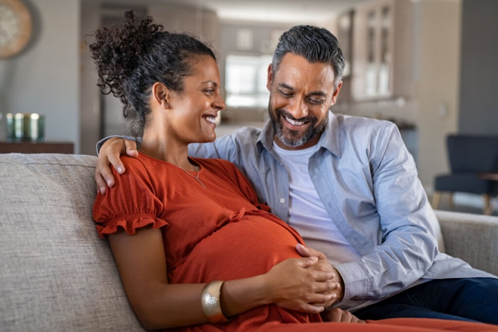 O diagnóstico durante a gestação oferece apoio emocional às famílias e reduz riscos durante o parto (Imagem: Ground Picture | Shutterstock)
