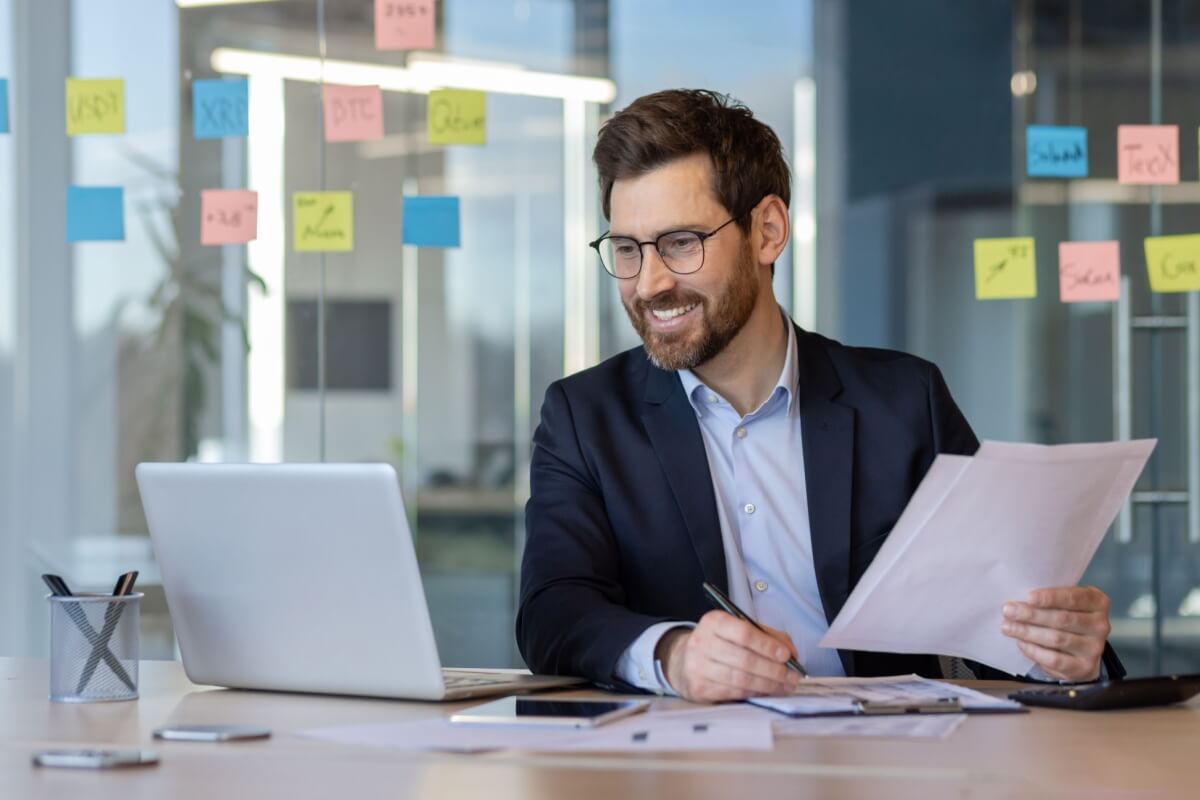 O progresso contínuo exige atenção à rotina e decisões alinhadas com os próprios objetivos (Imagem: voronaman | Shutterstock)
