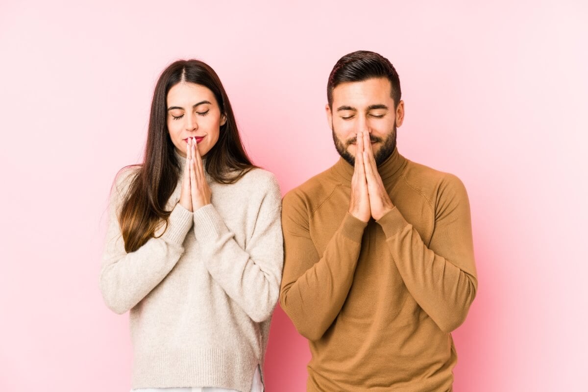 Orações ajudam a proteger a pessoa amada (Imagem: Aser Romero | Shutterstock)