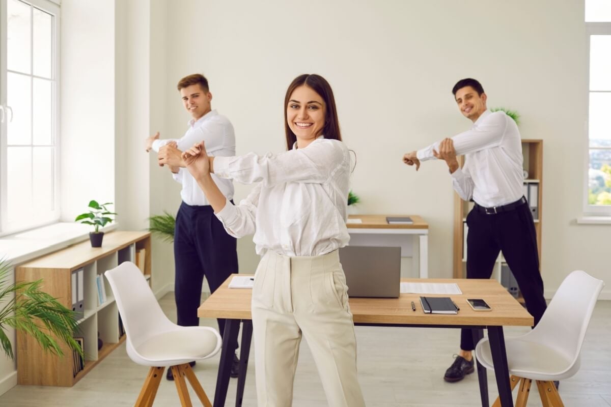 Quem trabalha muito tempo sentado deve fazer pausas com miniexercícios para combater os efeitos do sedentarismo invisível (Imagem: Studio Romantic | Shutterstock)