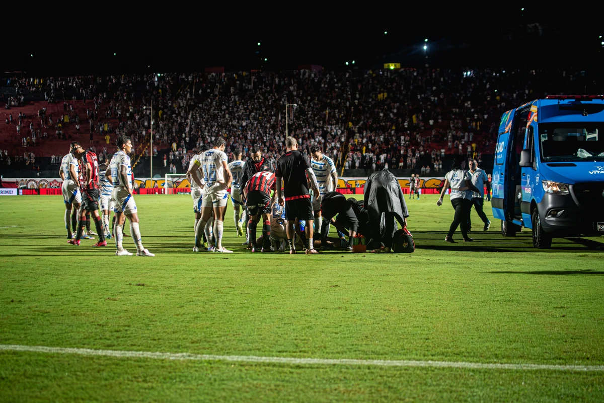 Jamerson sendo atendido após entrada de Eduardo