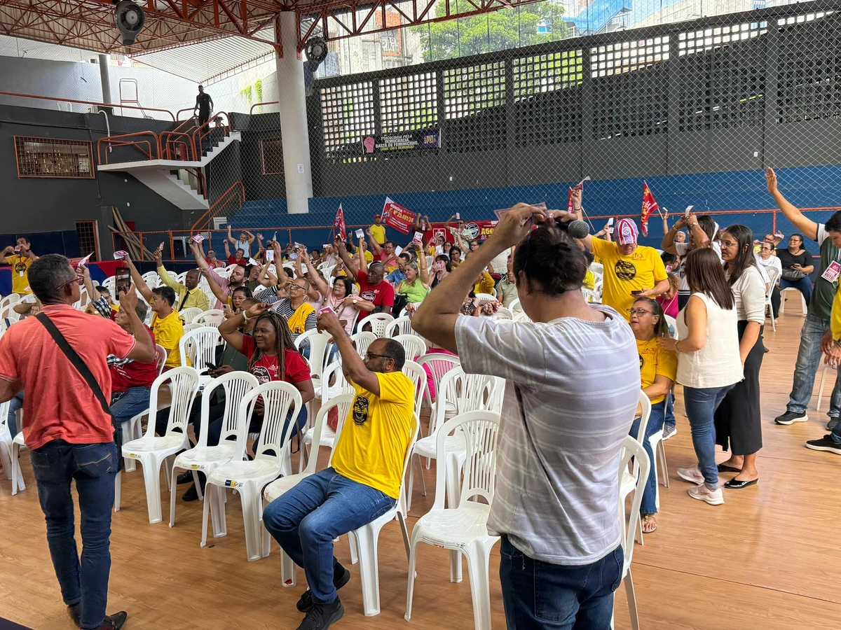 Membros do sindicato votam por continuidade da greve dos servidores do poder judiciário