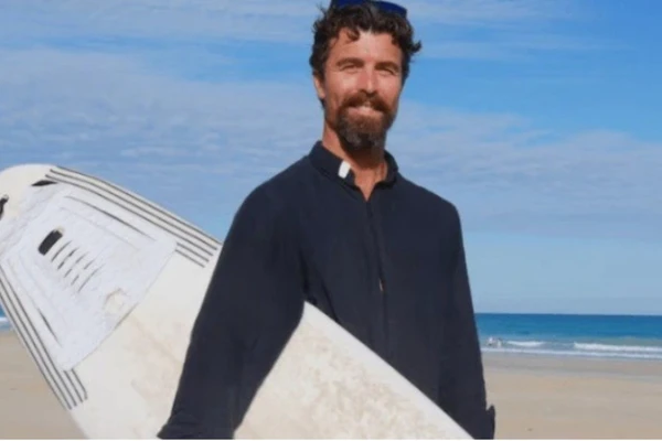 Padre salva pai e filho de afogamento na Austrália