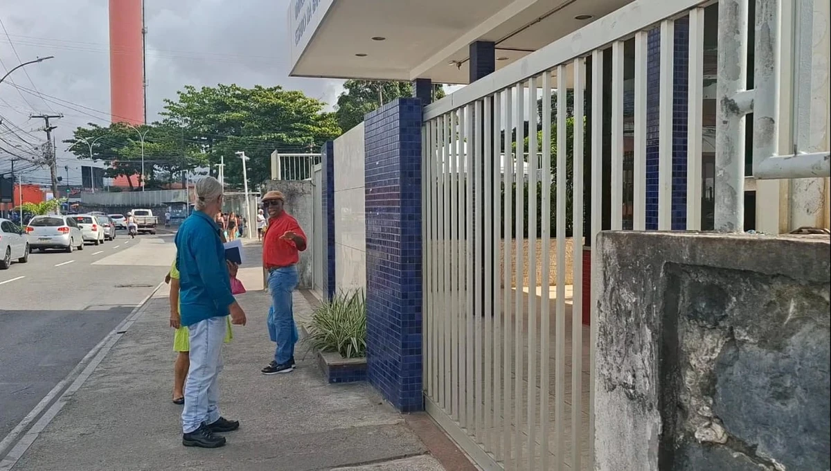 Pessoas encontraram a Uneb fechada  por Wendel de Novais/CORREIO