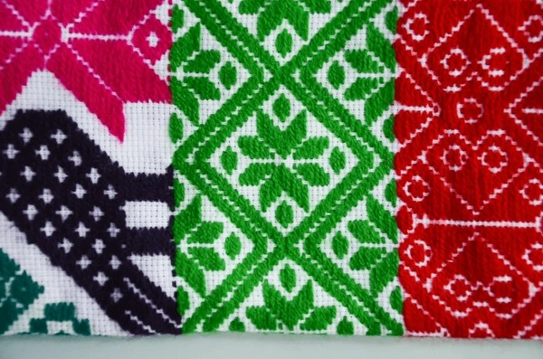 Roupas com detalhes delicados como bordados por Reprodução/Shutterstock