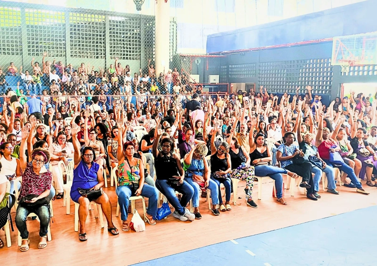Servidores votam pelo fim da greve em assembleia