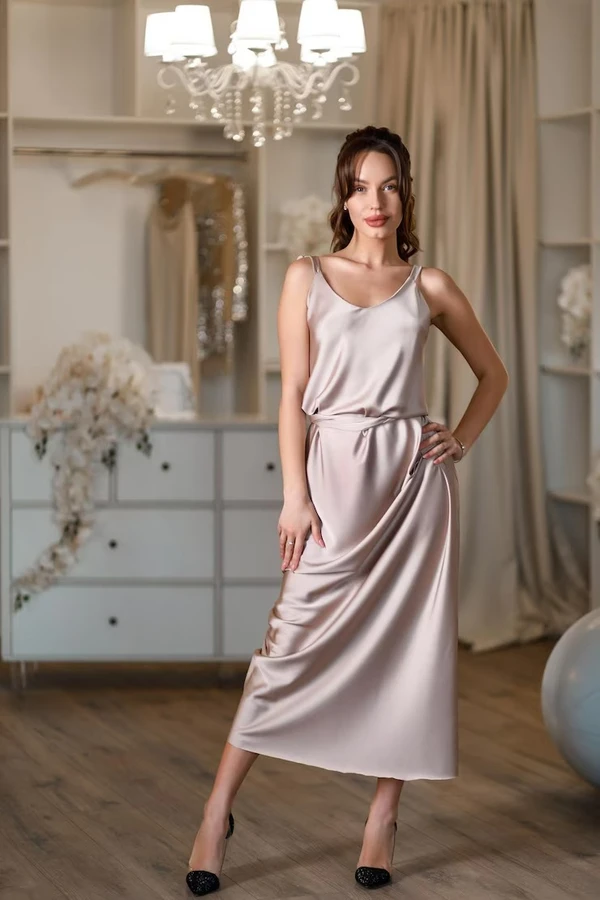 Vestido de seda  por Reprodução/Freepik
