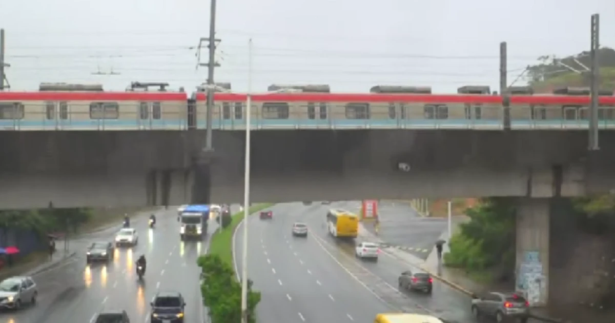 Imagem - Metrô quebra no Arraial do Retiro e passageiros precisam descer dos trens a pé