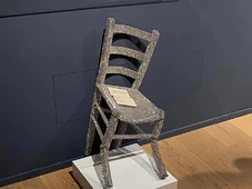 Imagem - Vídeo: homem quebra cadeira de cristais Swarovski ao tentar tirar foto em museu