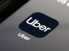 Imagem - Veja como funciona o Uber para idosos, opção simplificada para pedir carro