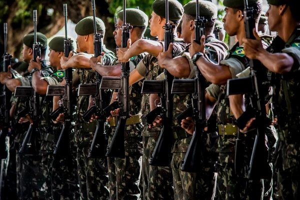 As carreiras militares atraem os jovens que desejam oportunidades sólidas