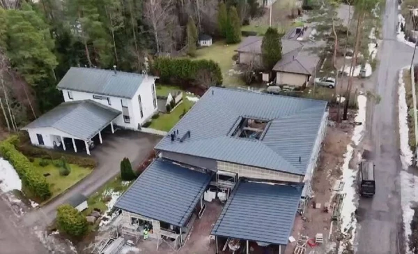 Casa tem 300 m² e se destaca por seu átrio central por Reprodução/Yle