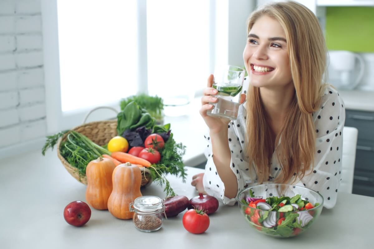 A alimentação pode ser uma aliada contra a retenção de líquido (Imagem: Miss Ty | Shutterstock) 