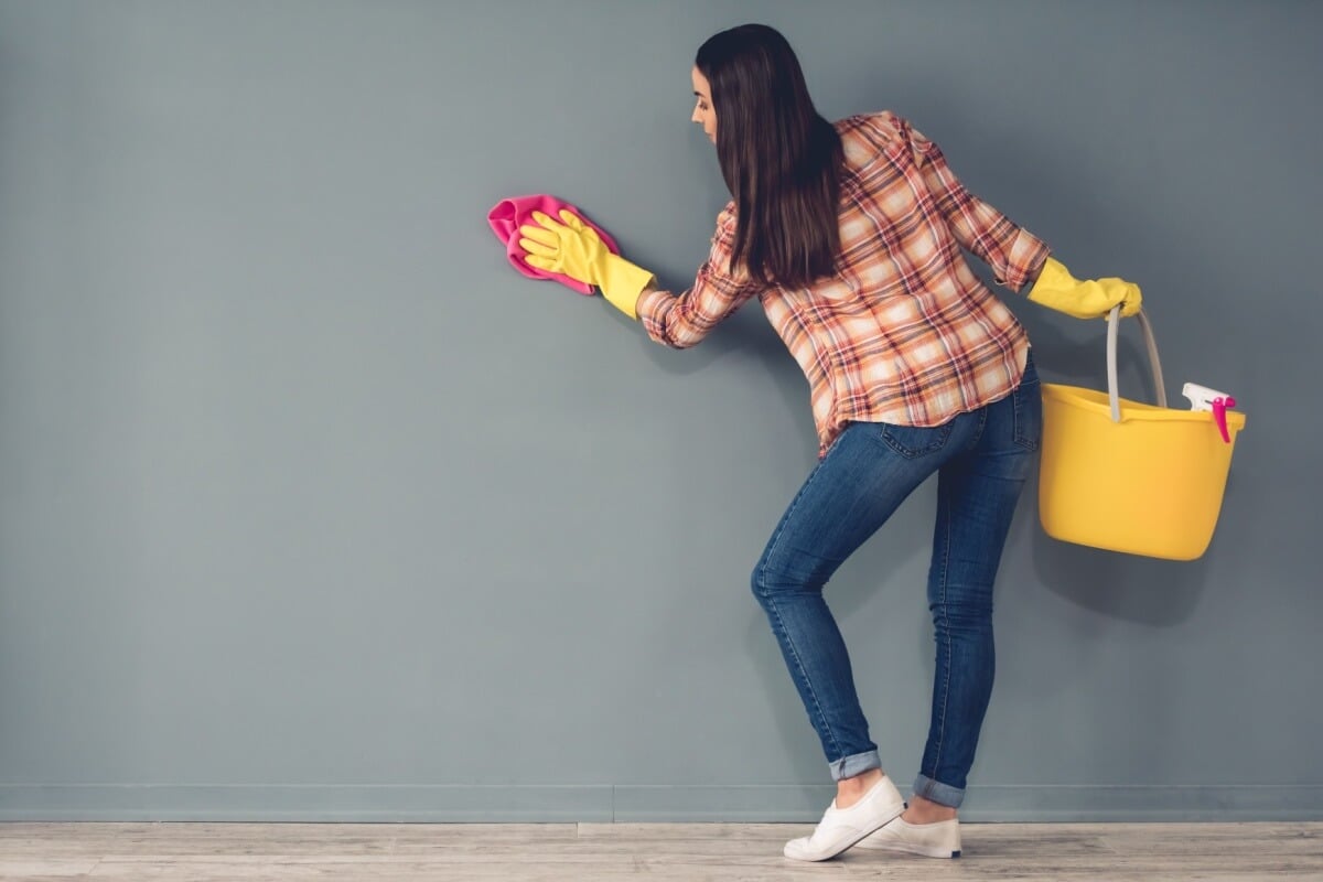 A limpeza recorrente das paredes é mais eficaz e econômica do que a repintura (Imagem: VGstockstudio | Shutterstock)