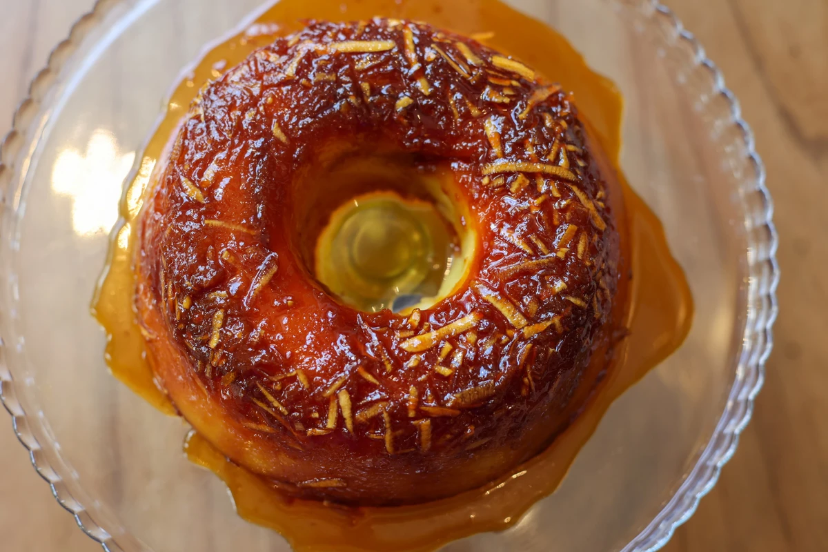 O bolo de aipim com coco queimado é a receita do instrutor pâtissier do Senac Tenesser Vila Flor