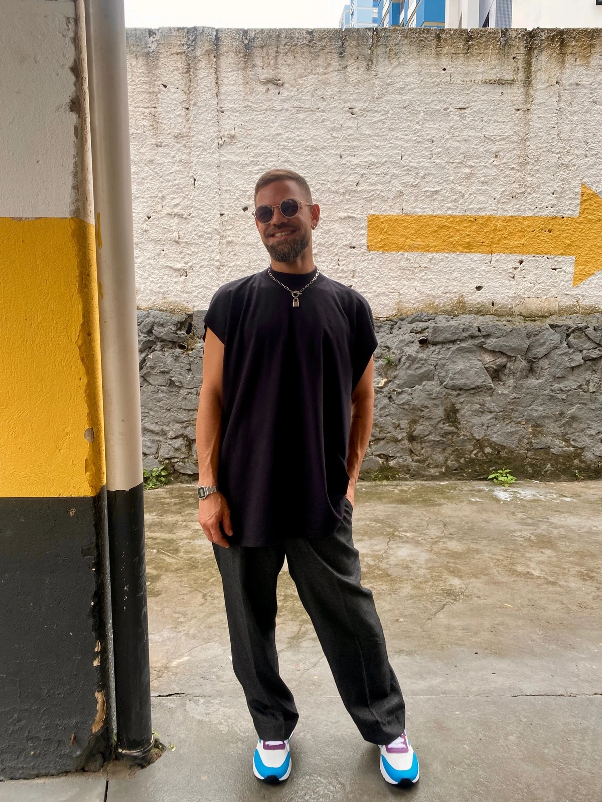 O produtor de moda e brechozeiro Thiago Pimentel deu um toque criativo ao seu outfit
