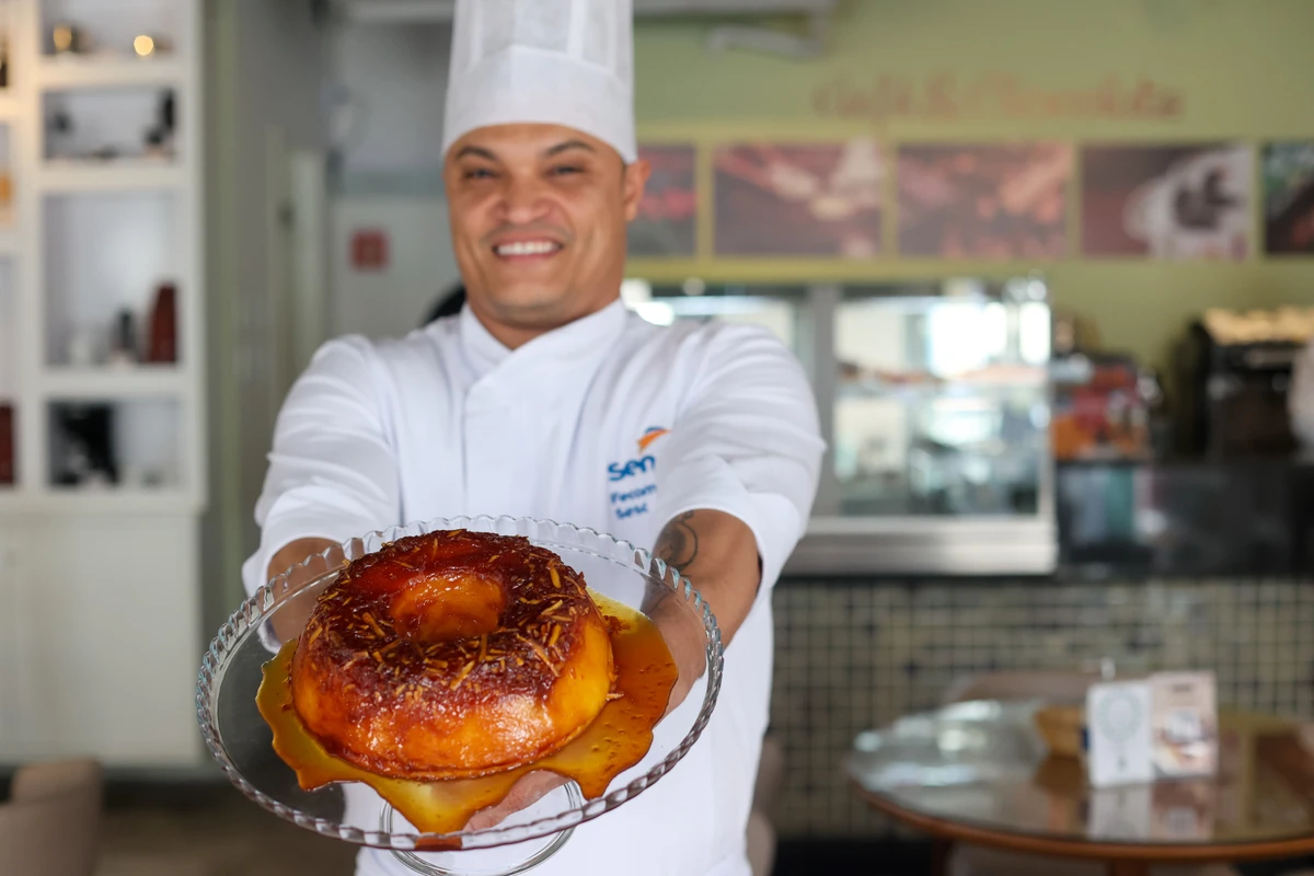 Tenesser Vila Flor, instrutor pâtissier do Senac, fez o bolo de aipim com coco queimado