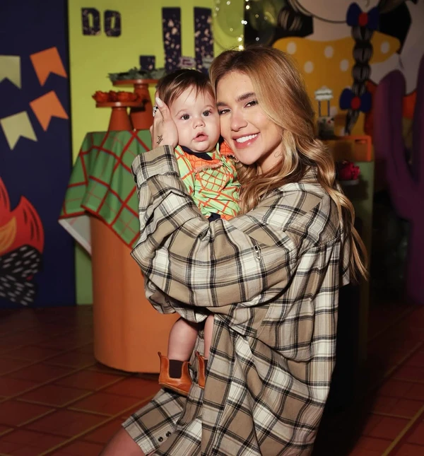 Virginia e Zé Felipe se juntaram para celebrar mêsversário de Zé Leonardo por Reprodução/Instagram