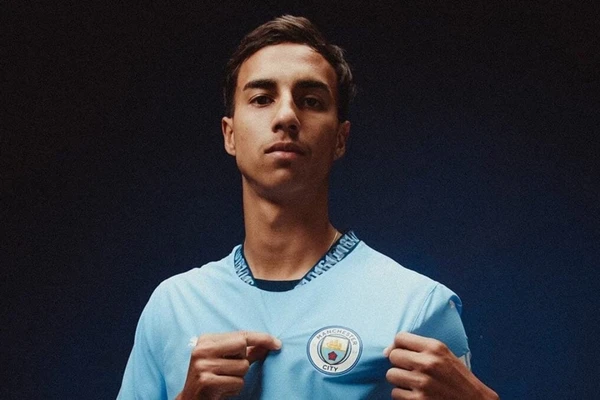 Vitor Reis (Manchester City) por Divulgação/Manchester City