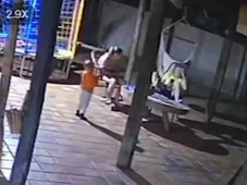 Imagem - Criança de 2 anos mata mãe com tiro acidental ao brincar com arma do pai; veja vídeo