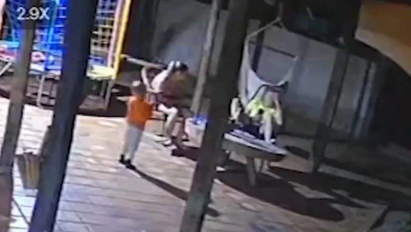 Imagem - Criança de 2 anos mata mãe com tiro acidental ao brincar com arma do pai; veja vídeo