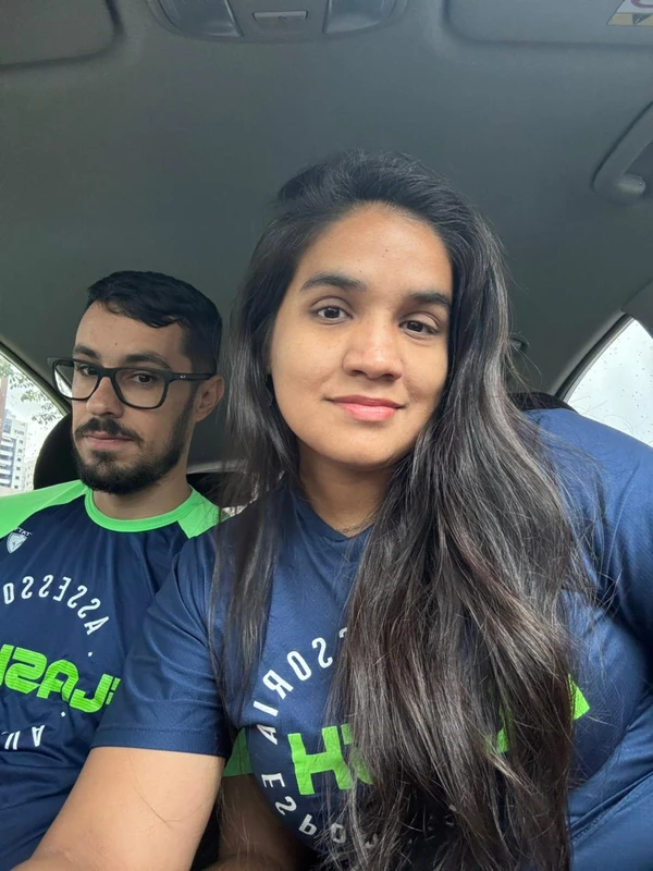 Casal viajante tem dicas para pegar a estrada sem engarrafamento e com muita música