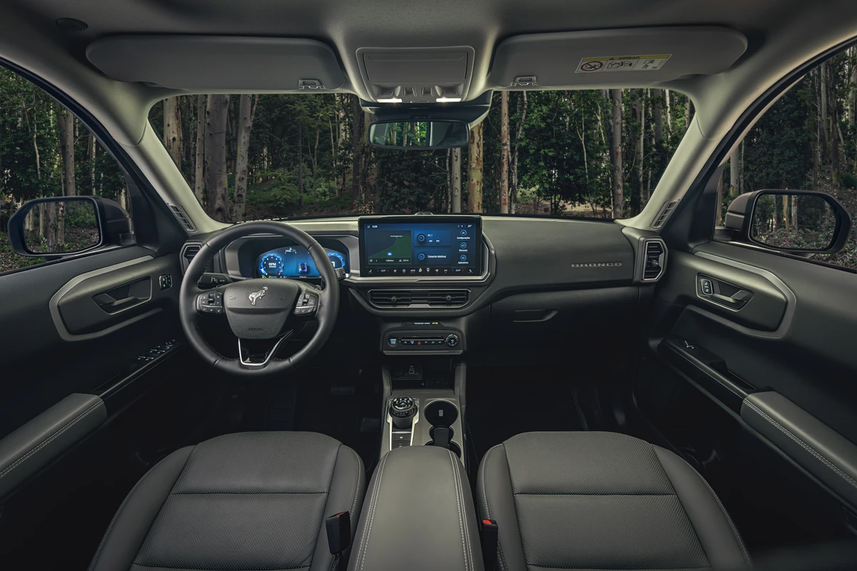 Com nove airbags, a cabine do SUV tem novidades e sistema de som de alta fidelidade 