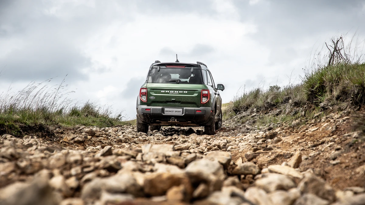 A tração é 4x4, são 22 cm de altura livre do solo e o seletor de terrenos tem sete opções