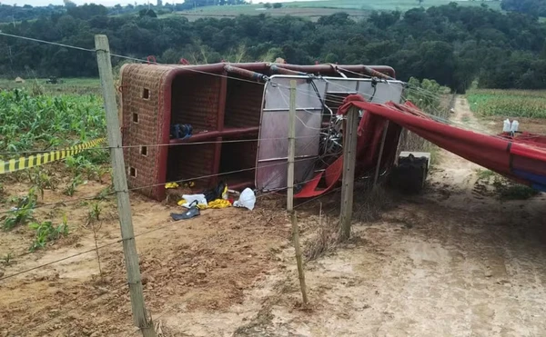 Balão com mais de 30 pessoas cai e deixa um morto; piloto foi preso