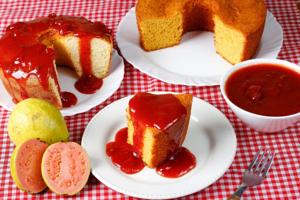 Bolo de fubá com goiabada (Imagem: Adao | Shutterstock)