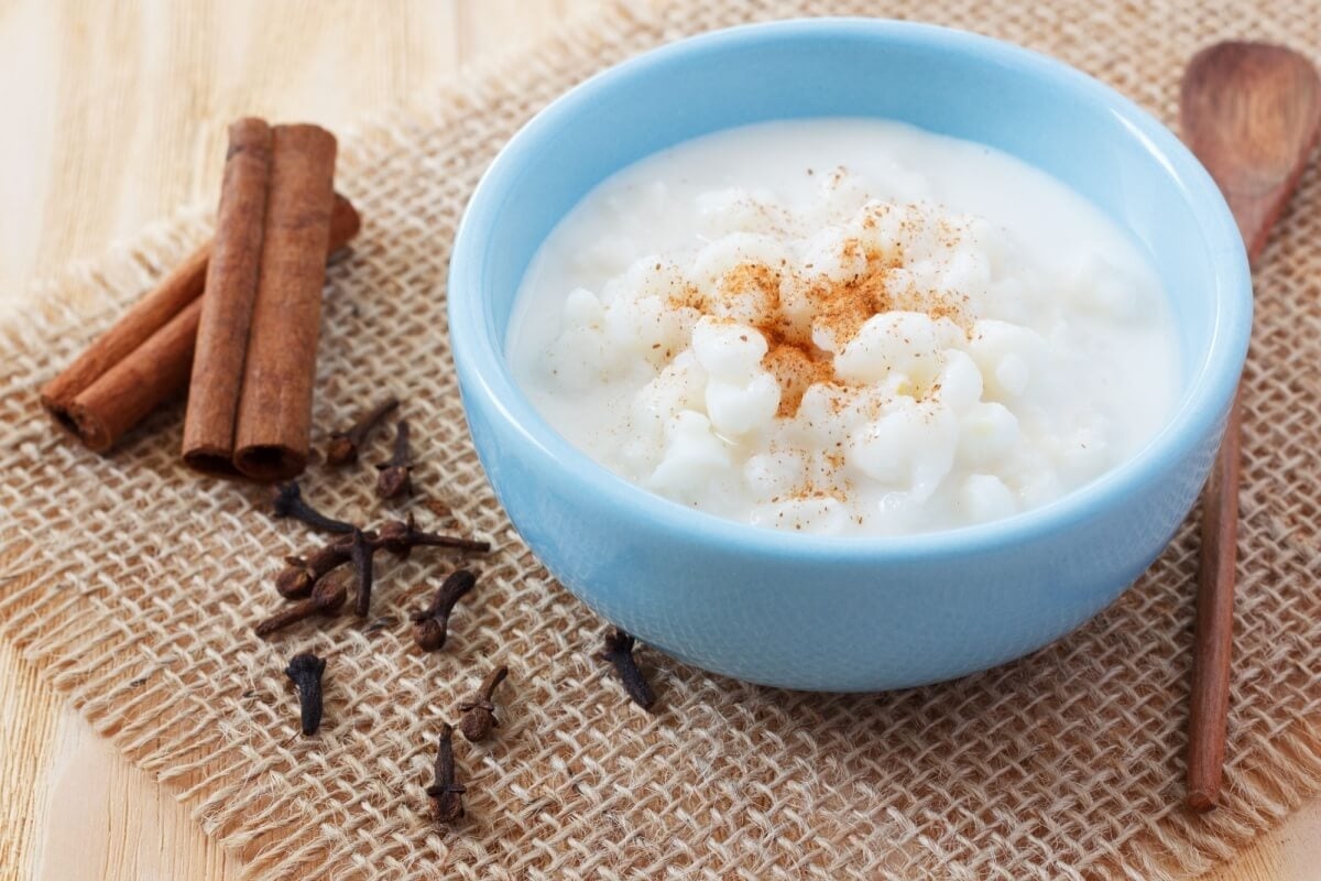 Canjica vegana de coco com especiarias (Imagem: Iuliia Timofeeva | Shutterstock)