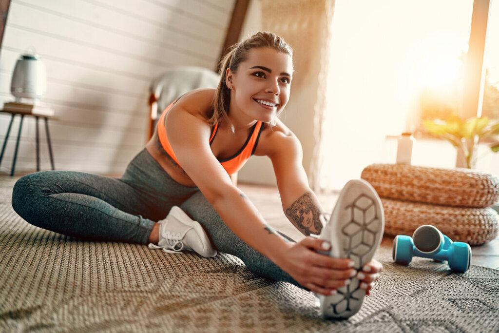 O alongamento aumenta a flexibilidade e ajuda a evitar lesões durante a corrida (Imagem: ORION PRODUCTION | Shutterstock)