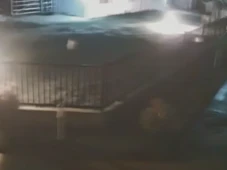 Imagem - Mulher em chamas pula na piscina após ter o corpo incendiado pelo companheiro