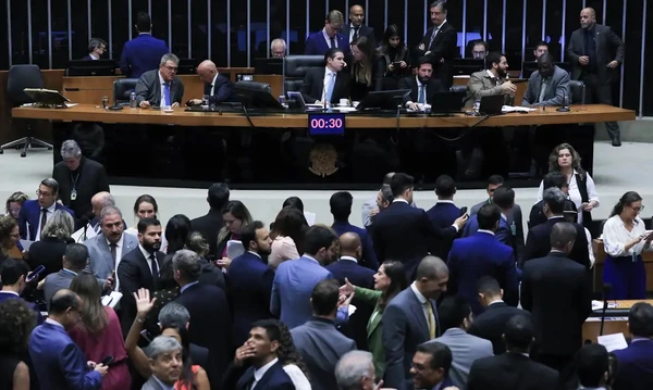 Câmara aprova urgência para derrubar IOF