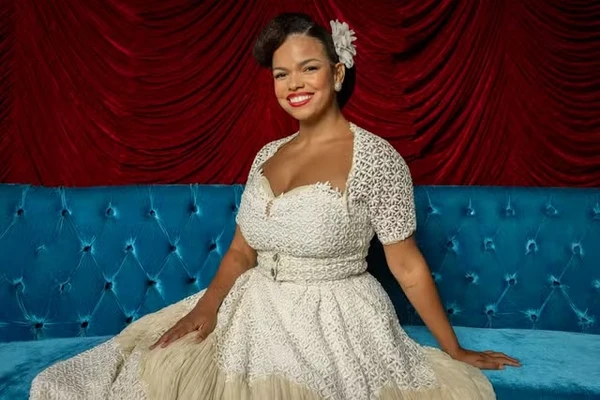 Dita (Jeniffer Nascimento) lutará para ser uma cantora de rádio em Êta Mundo Melhor!  por Divulgação/Globo