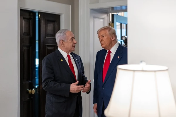 Donald Trump ao lado do premiê de Israel, Benjamin Netanyahu, em abril deste ano