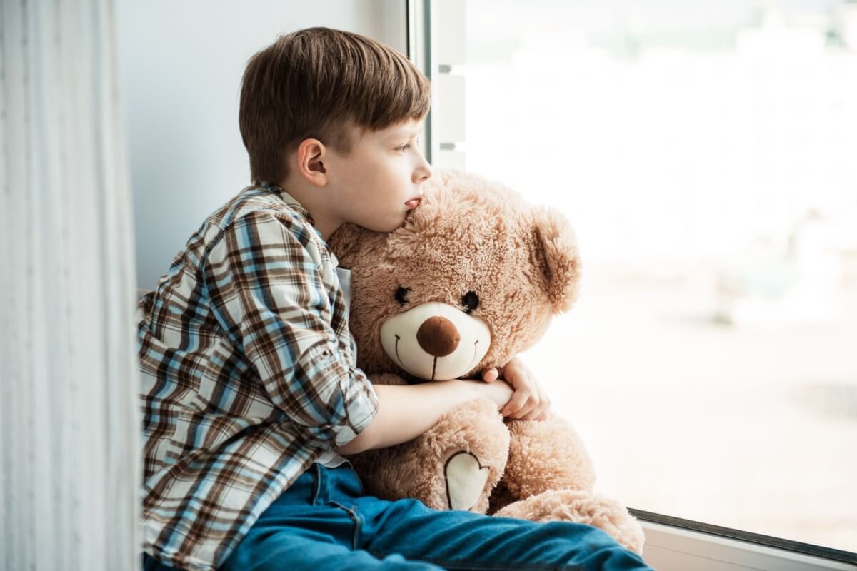 A depressão infantil pode interferir nos estudos e nos relacionamentos das crianças (Imagem: Iren_Geo | Shutterstock) 