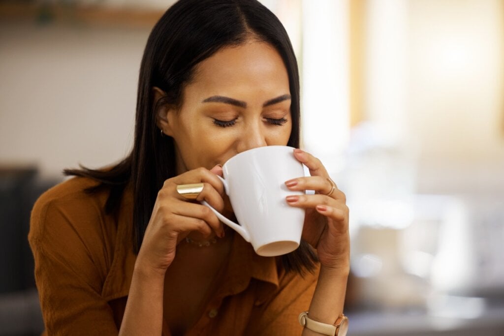 O chá de gengibre tem compostos que ajudam a aliviar sintomas como gases e indigestão (Imagem: PeopleImages.com &#8211; Yuri A | Shutterstock)