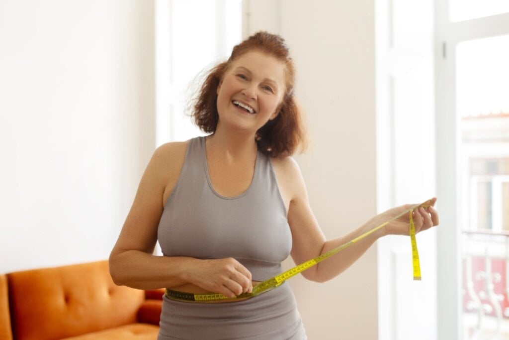 O pilates ajuda a manter o peso saudável e a prevenir doenças crônicas (Imagem: Prostock-studio | Shutterstock)