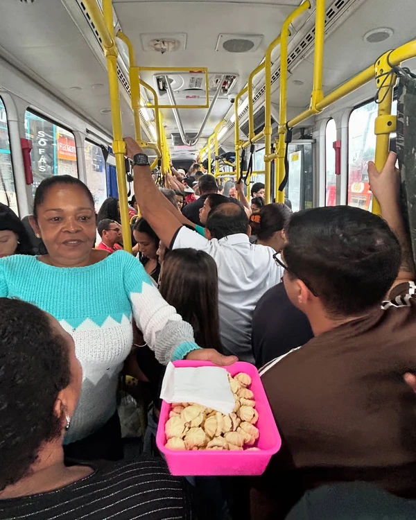 Mesmo com o ônibus cheio, os passageiros celebram por Reprodução