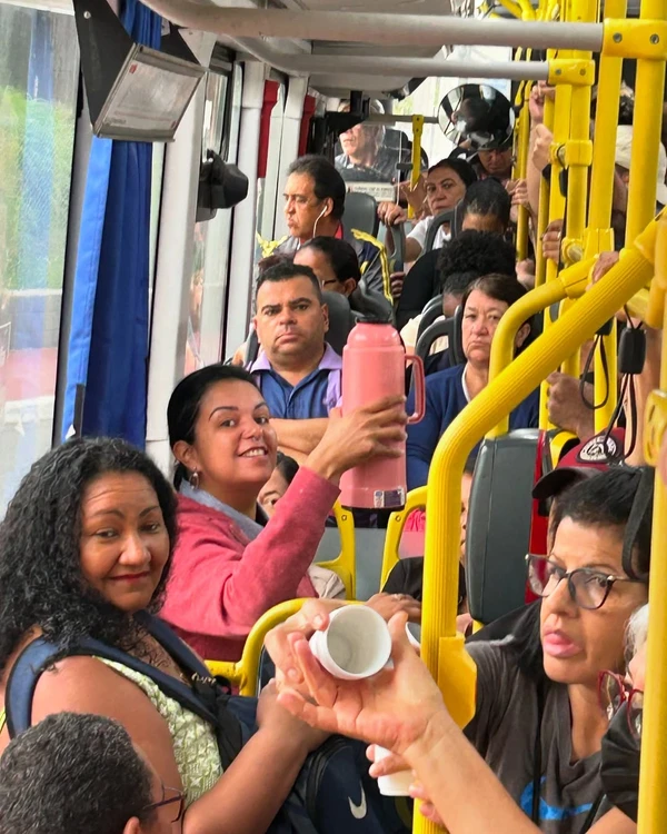 Grupo faz festa em ônibus de São Paulo por Reprodução