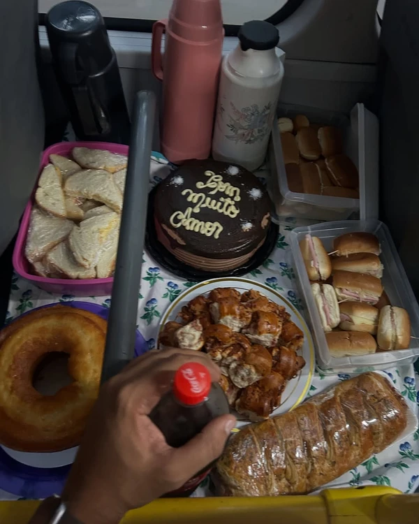 Aniversários dos passageiros são comemorados por Reprodução