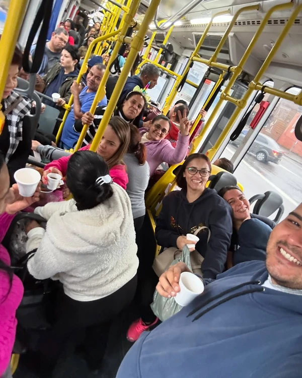 Grupo faz festa em ônibus de São Paulo por Reprodução