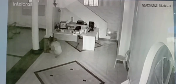 Ladrão invade paróquia em Salvador e arromba cofre com doações por Reprodução 