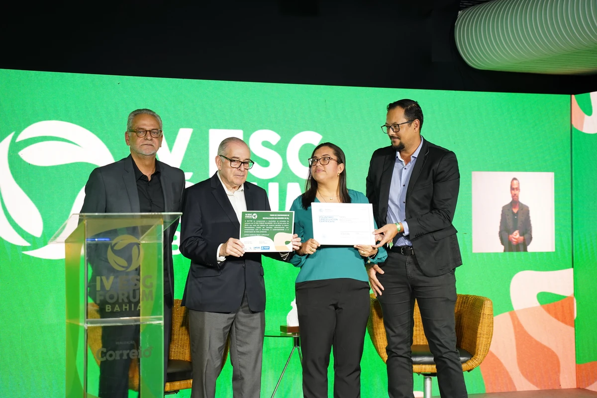 O superintendente da Solví, Bruno Caldas, realizou a entrega do certificado de neutralização de carbono do III ESG Fórum Bahia 2024. Também houve a assinatura de um termo de compromisso assumindo a responsabilidade